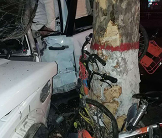 西安又现醉驾车祸！17岁少年开路虎追尾出租车现场惨