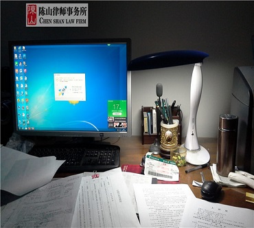 2015年11月19日陈山律师事务所的律师在挑灯夜