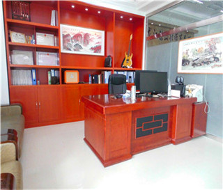 陈山律师在办公室加班中